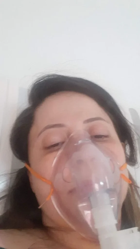 Bruna no hospital, com pneumonia causada pela privação de sono